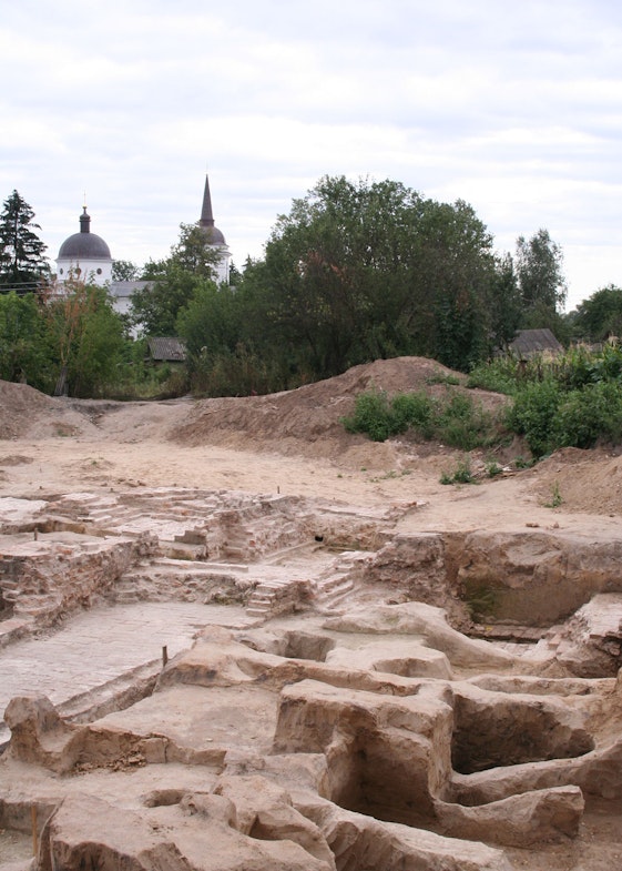 Батурин. Фундамент собора Живоначальной Троицы. Воскресенская церковь на заднем плане. Собор построили на территории Крепости средствами гетмана Ивана Мазепы, около 1690-1692 гг.